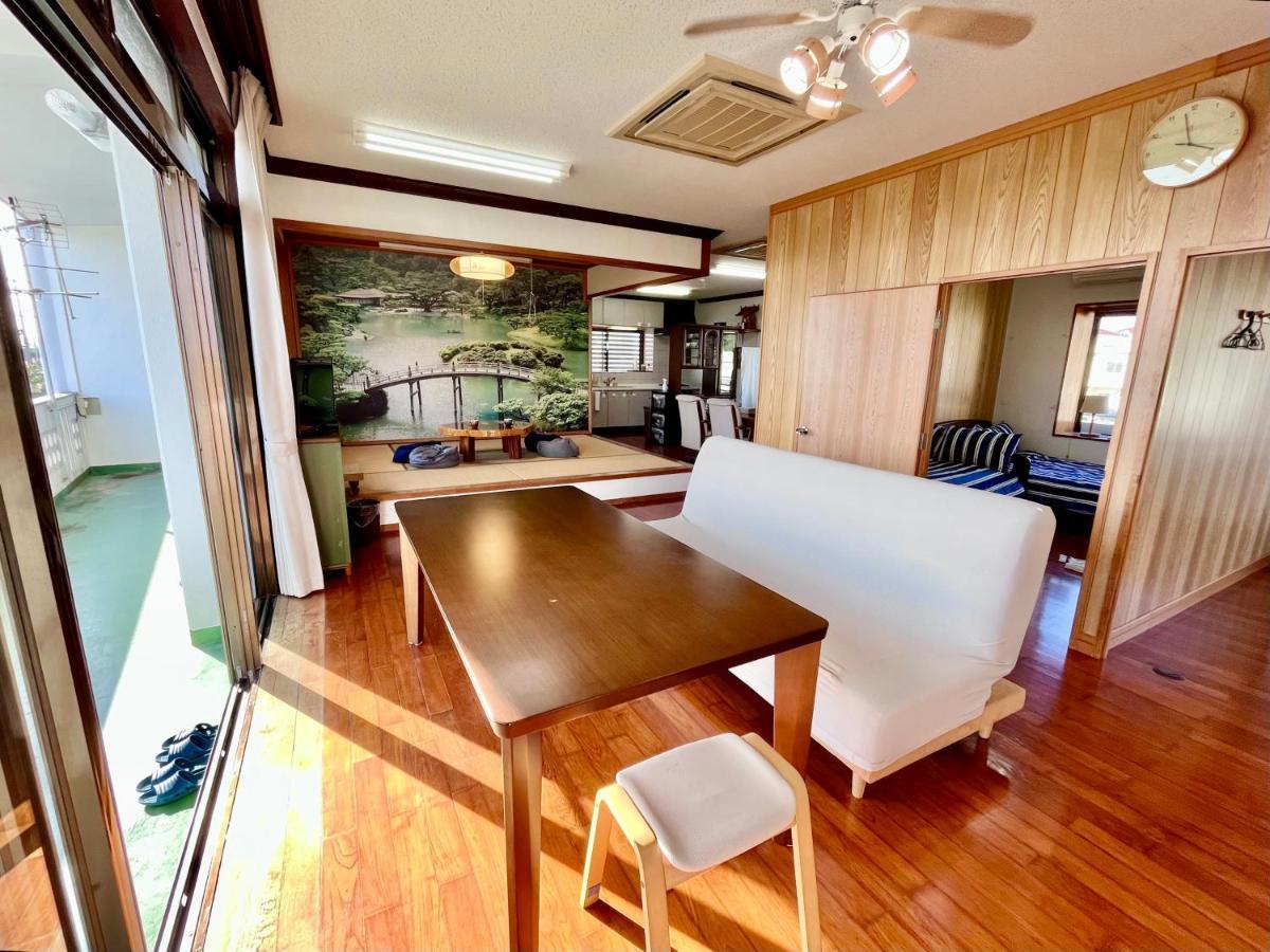 バーベキューもできる! 海と浜比嘉大橋を一望できる宿 Henza Exterior foto